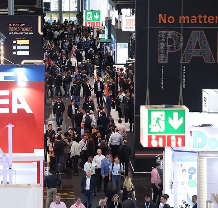 国际展会现场场景 - 展示展会现场采购商与供应商交流互动的场景